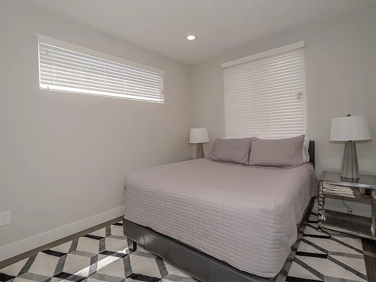 2631 S La Salle Ave — Photo 13