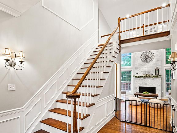 4th image of 38 Cobble Hill Dr