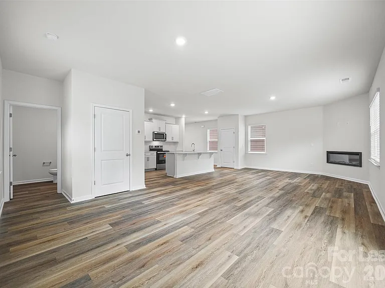 1010 Two Brothers Ln — Photo 9