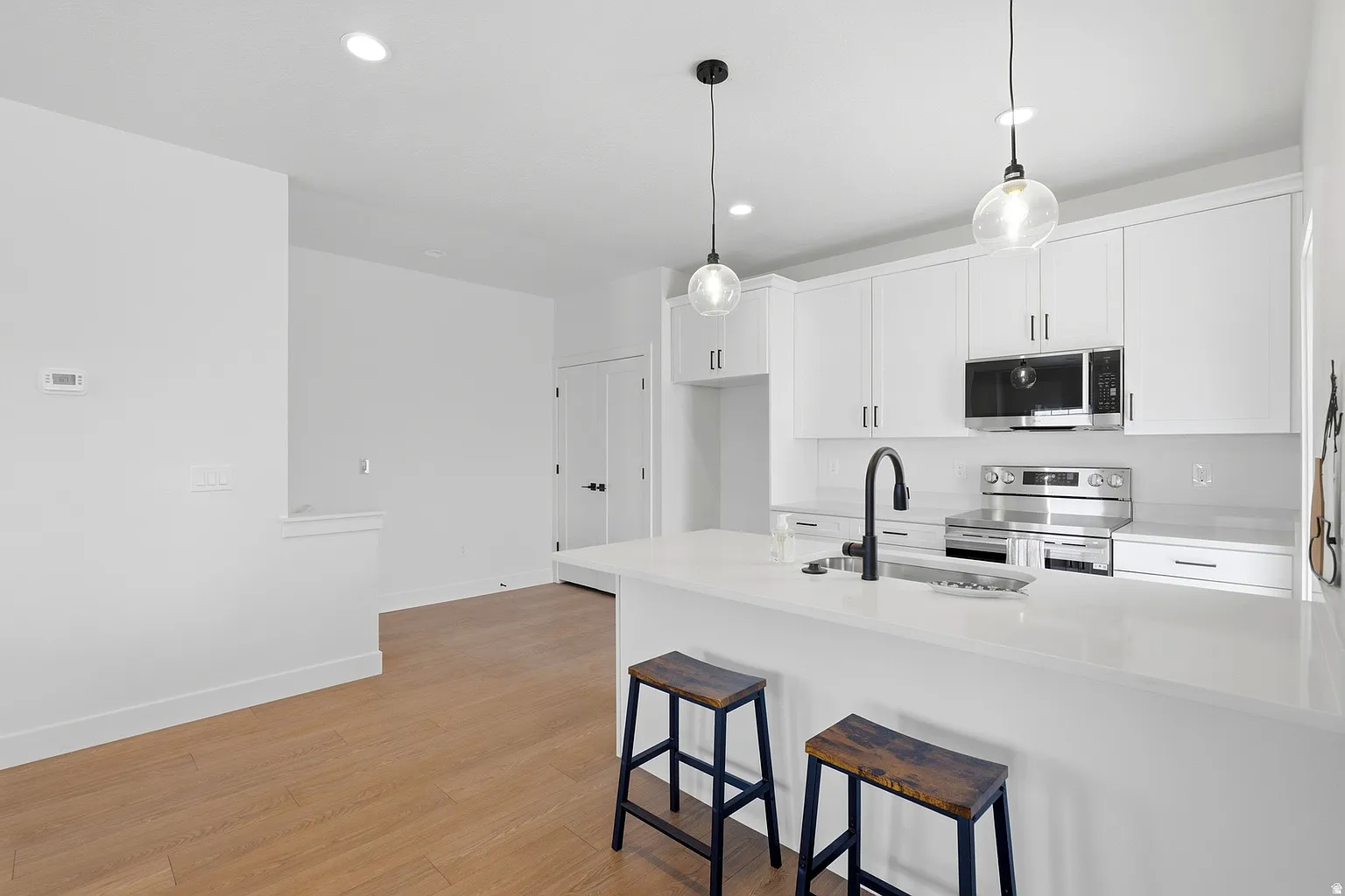 3 bed, 1841 sqft, $2,495 — Photo 4