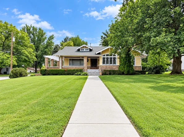 536 W Arrow St, Marshall, MO 65340