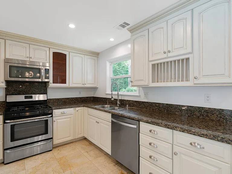 1030 Cynthia Ave — Photo 8