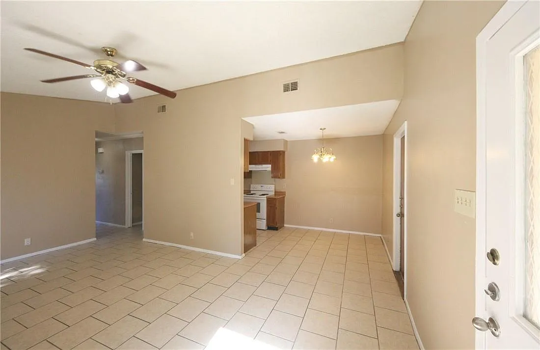 2 bed, 2.0 bath, 1952 sqft, $1,395 — Photo 2