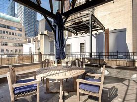15 W 55th St