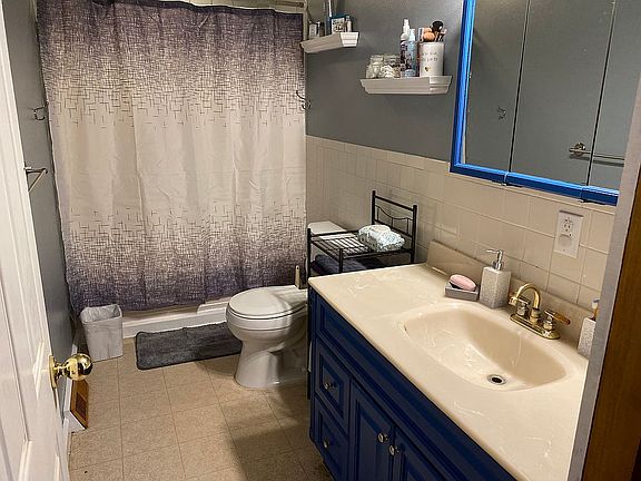 4th image of 572 Lake Meadows Dr
