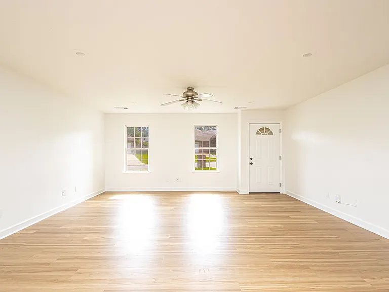 315 Autumn Dr — Photo 6
