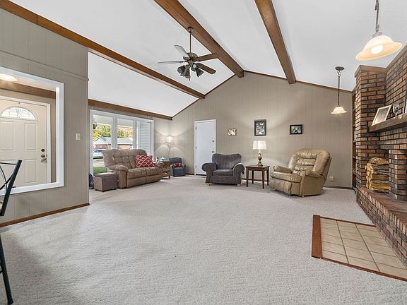 3rd image of 3305 W Woodstock Ln