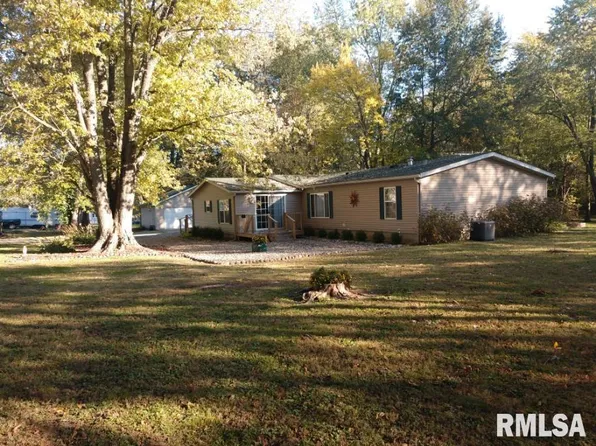 300 W 15th St, Christopher, IL 62822