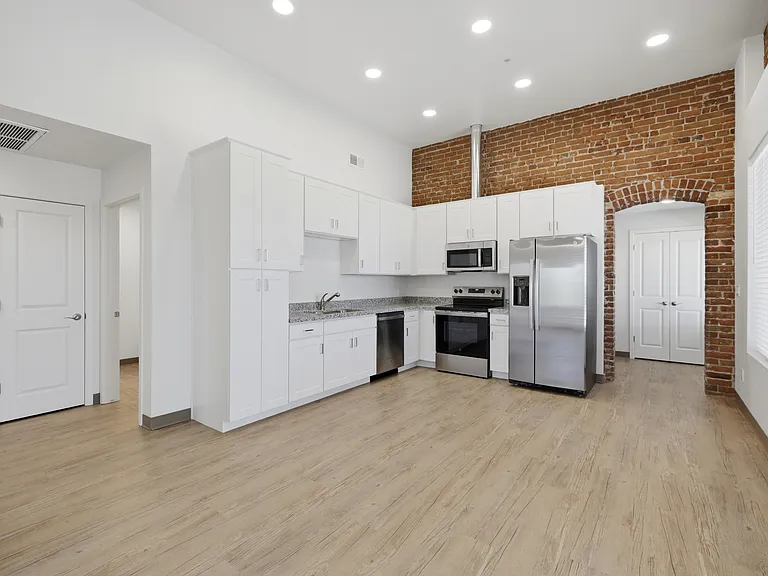 533 W Gurley St #1 — Photo 7