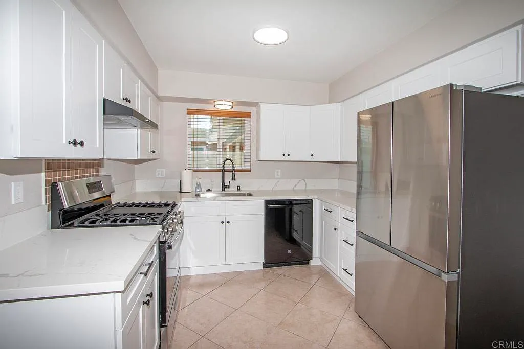 2 bed, 900 sqft, $3,695 — Photo 1