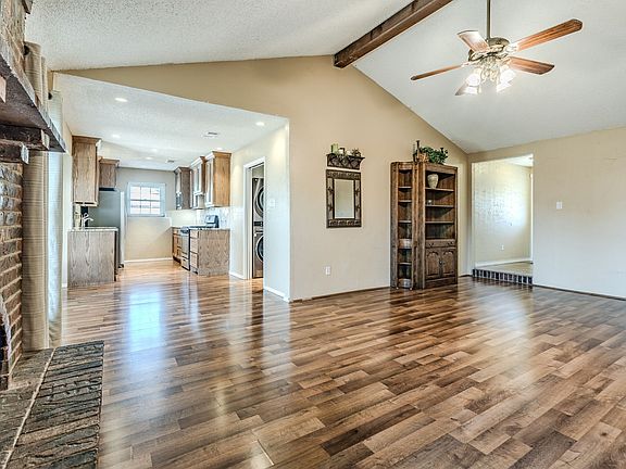 4th image of 6941 Bennington Dr