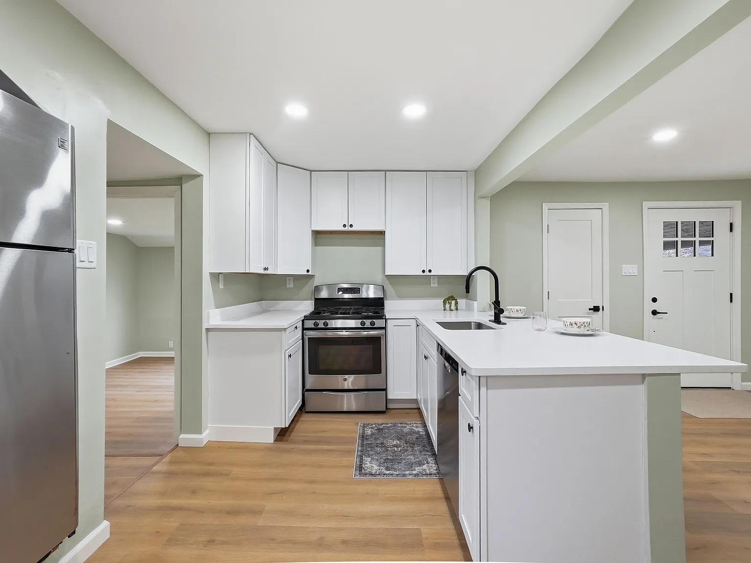 3 bed, 1200 sqft, $1,950 — Photo 2