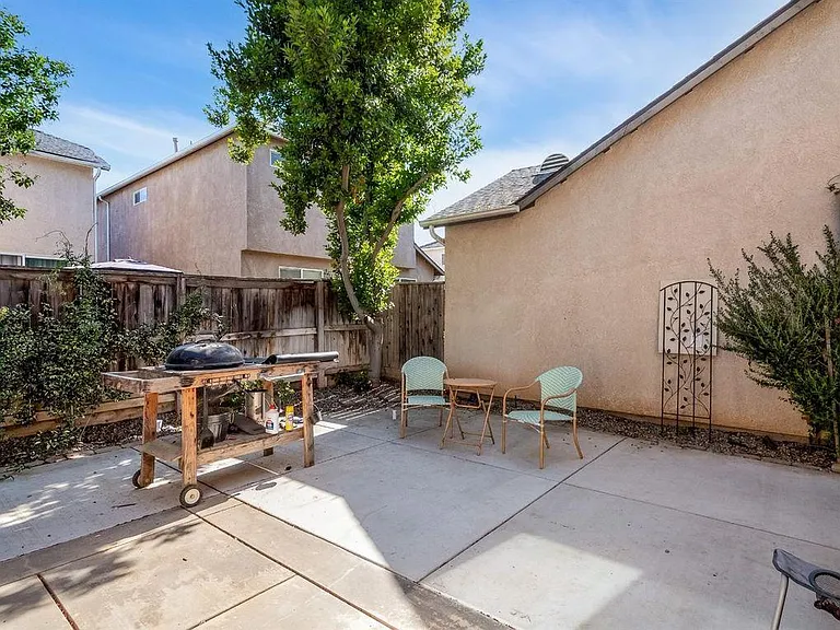 634 W Edinburgh Ln — Photo 19