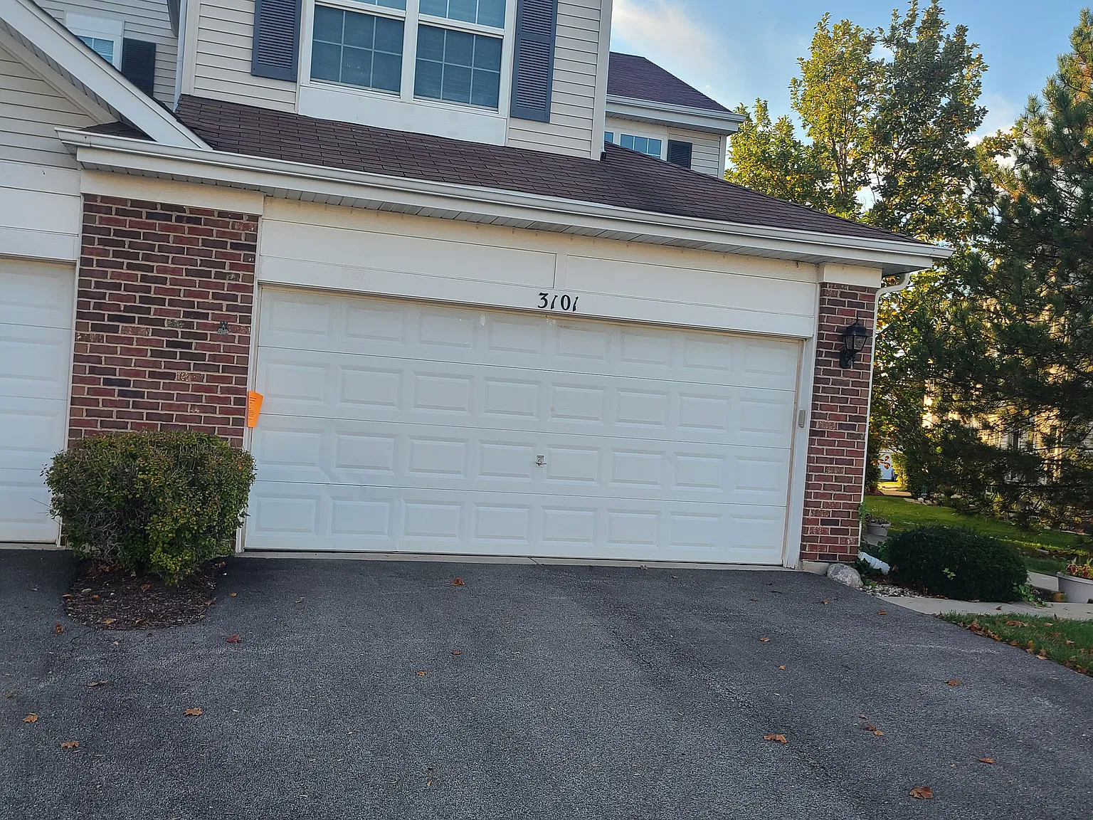 3 bed, 2.5 bath, 1367 sqft, $1,900 — Photo 1