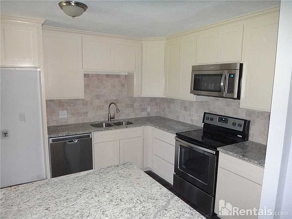 3rd image of 102 Woodland Cir