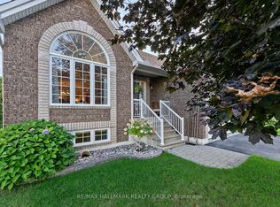 95 Lloydalex Cres, Ottawa, ON K2S 2E8