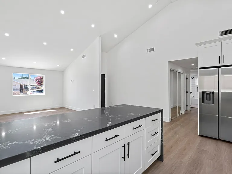 7906 Oakdale Ave — Photo 8