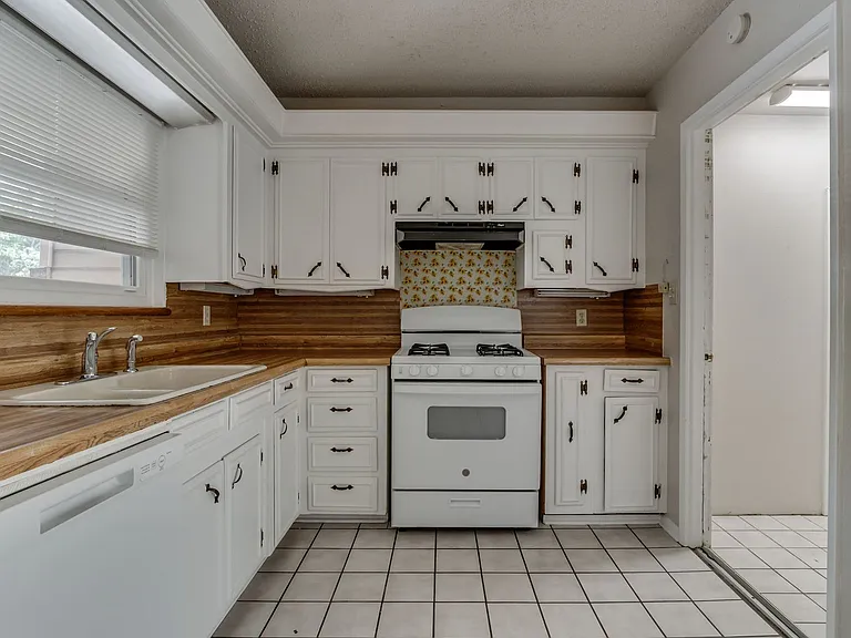 1805 Melody Dr — Photo 13