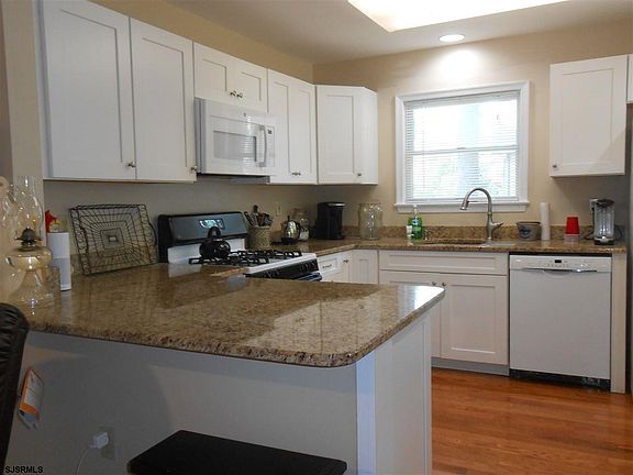 5th image of 527 Saratoga Pl