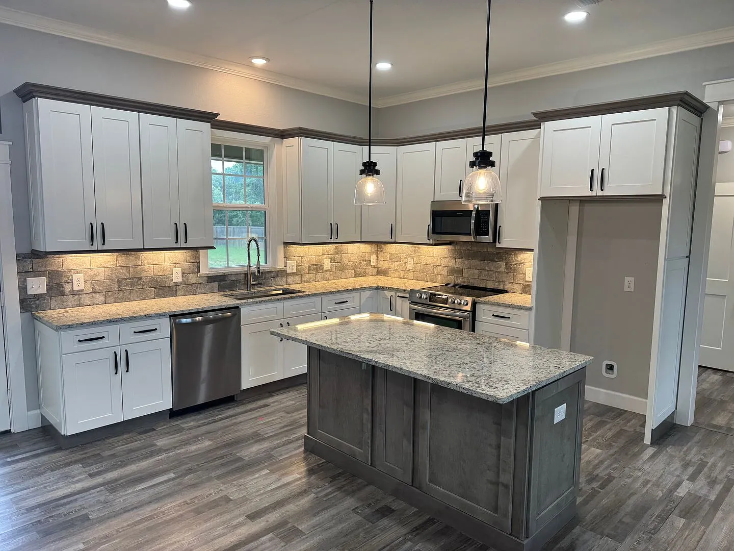 Elegant 3-bed/2-bath home! — Photo 3