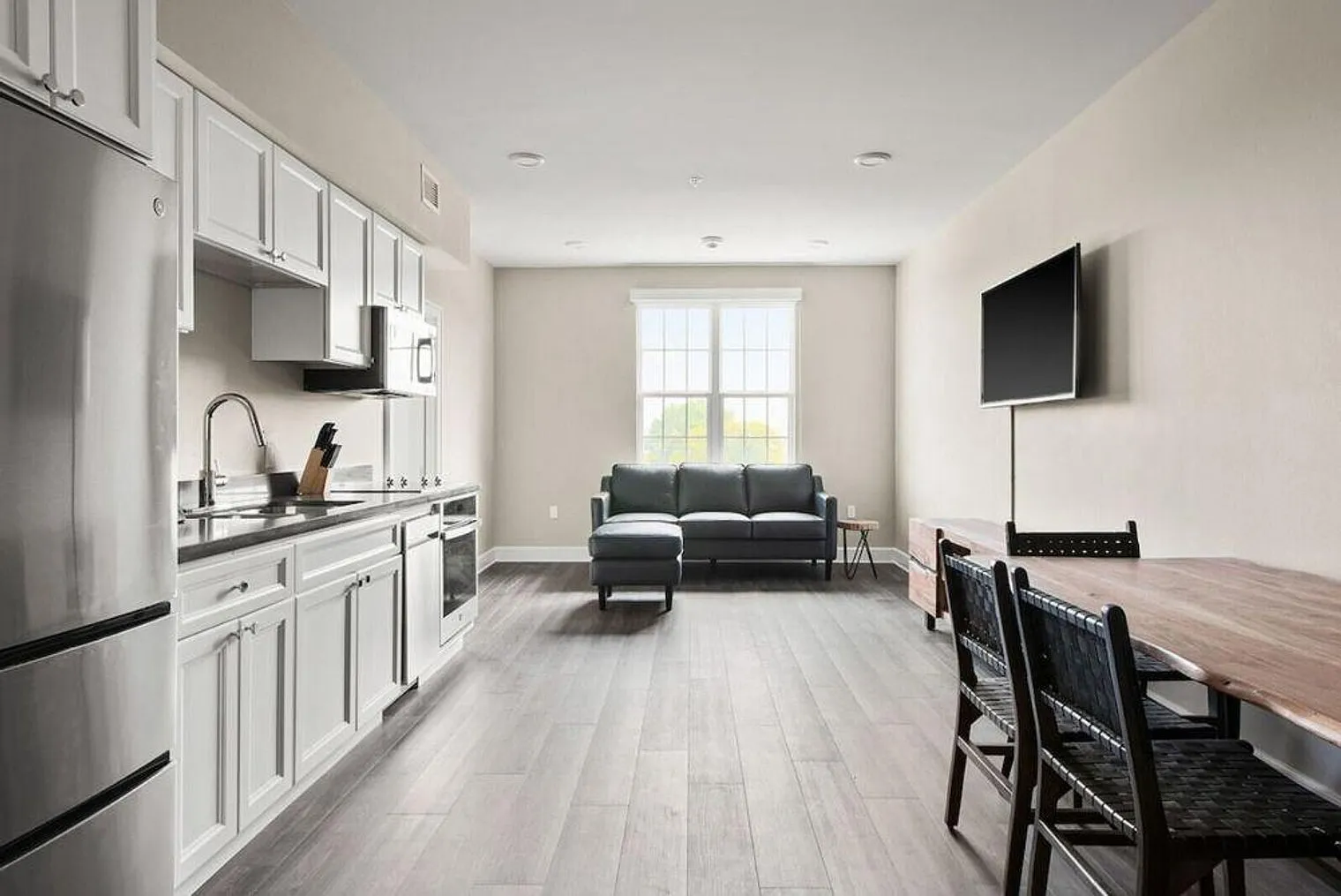 2 bed, 2.0 bath, 699 sqft, $8,201 — Photo 2