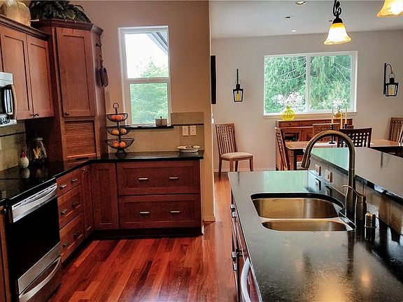 5th image of 936 N Stephenson Dr