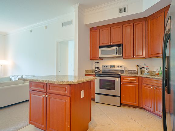 5th image of 3001 NE 185th St APT 303
