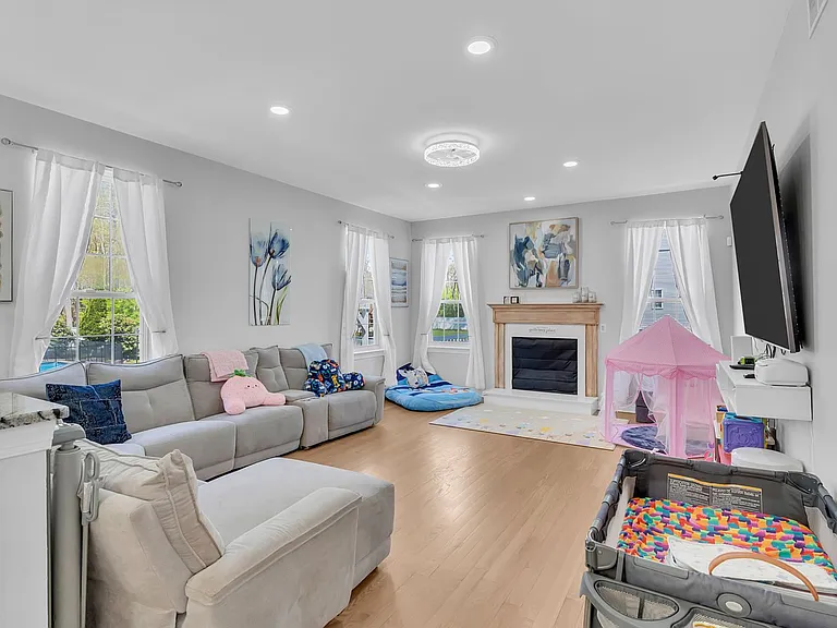 95 Erin Dr — Photo 17