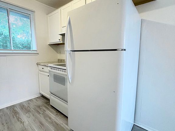3rd image of 3215 Jeffcott St #2