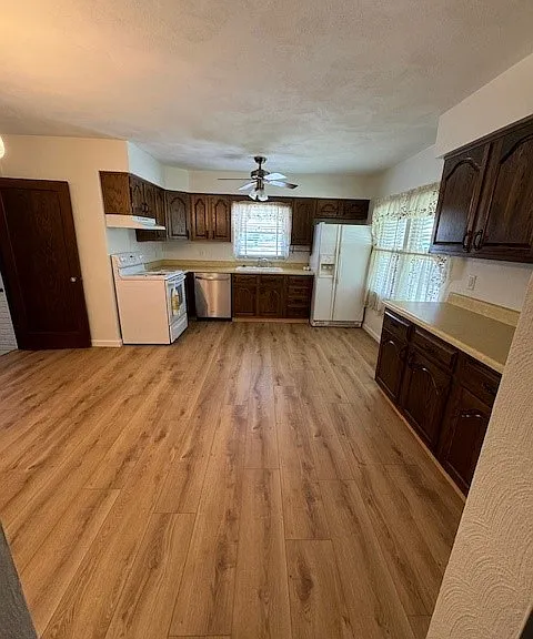 371 Urbanna Dr — Photo 2