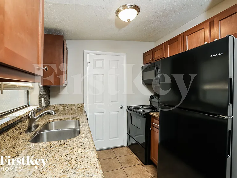 1030 Maxey Dr — Photo 4
