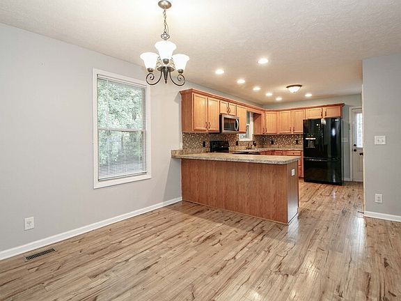 4th image of 403 Corinne Cir