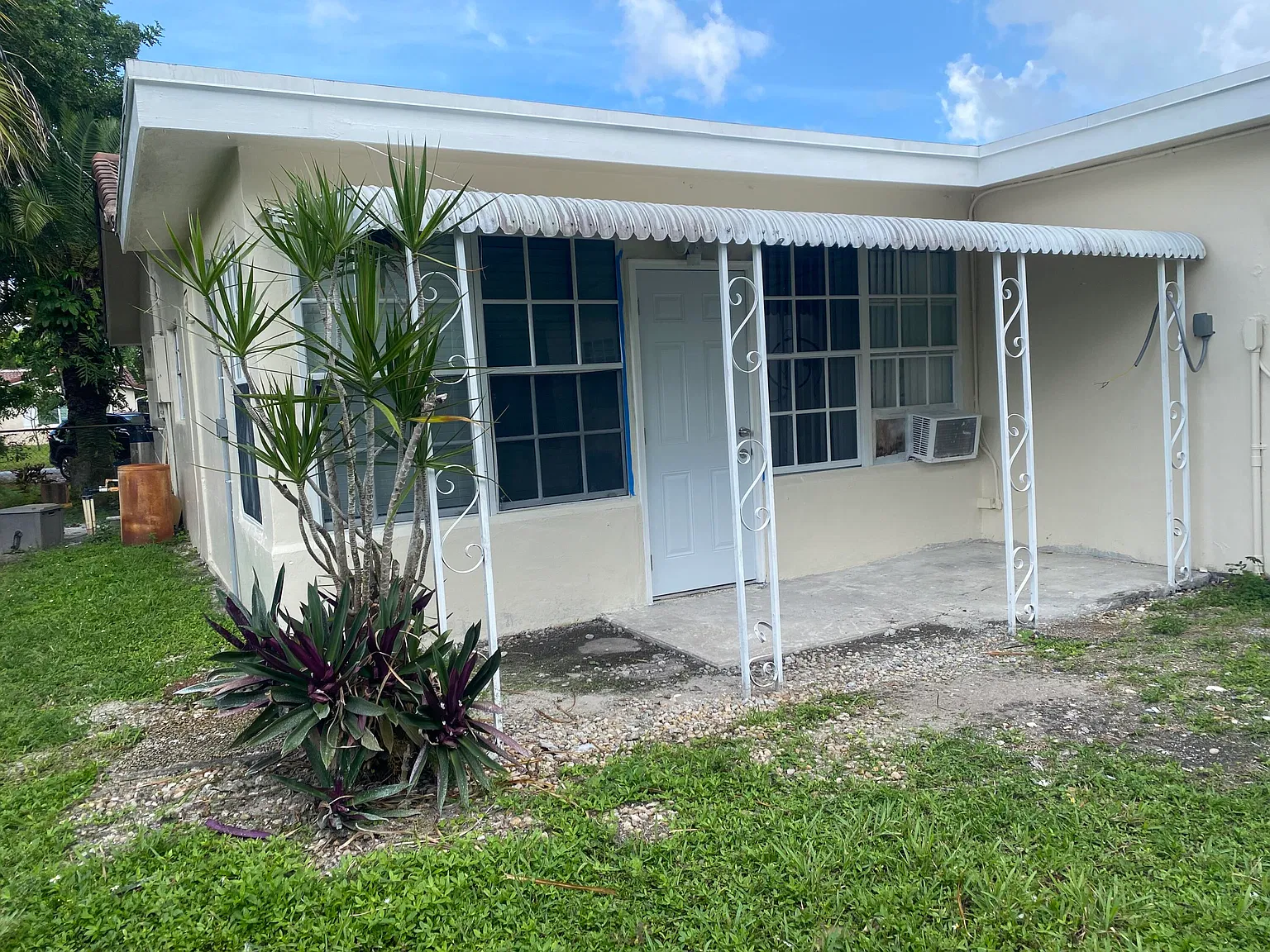 2 bed, 1.0 bath, 2421 sqft, $1,800 — Photo 2