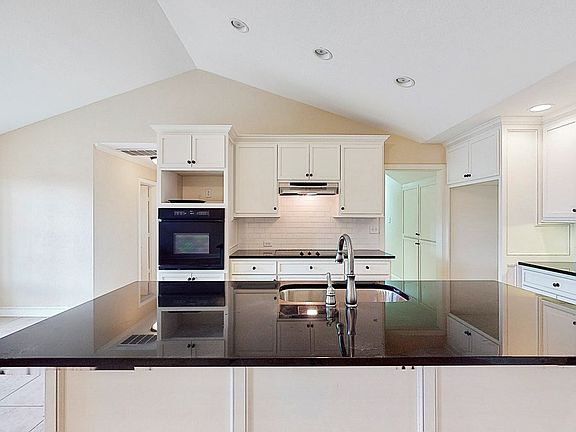 5th image of 827 New Castle Ct