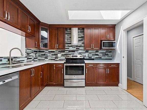5th image of 11384 86a Ave