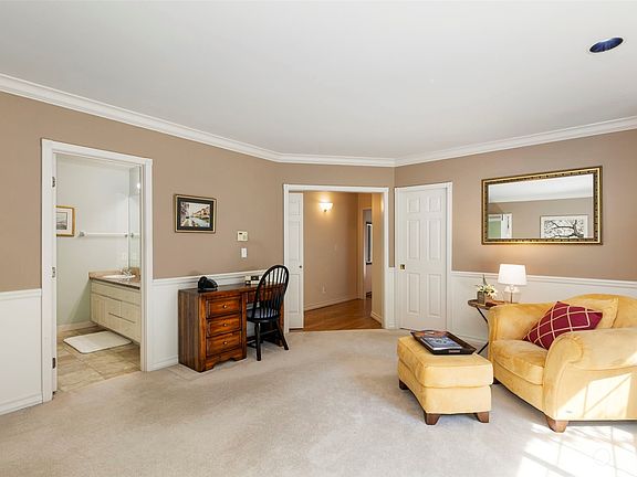 5th image of 41 E Howard Cove Lane