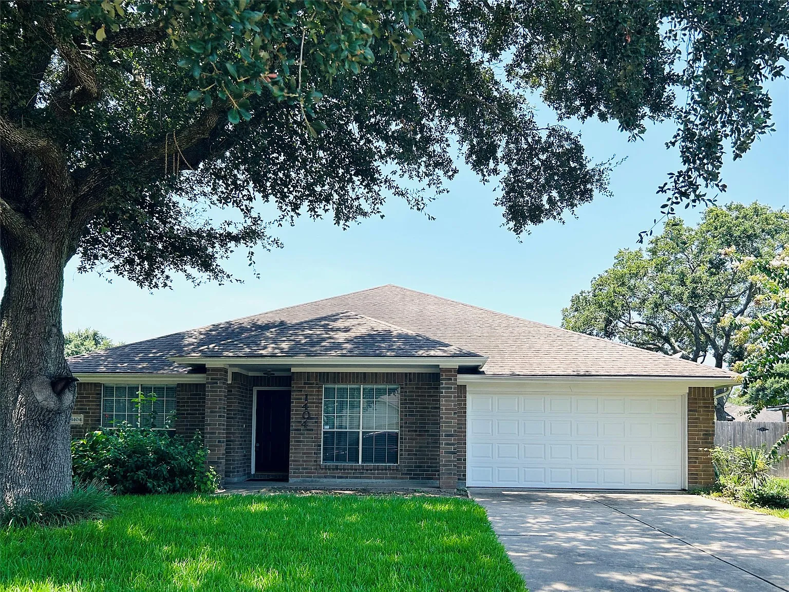 3 bed, 2.0 bath, 2068 sqft, $1,900 — Photo 3