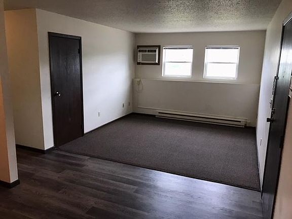 2nd image of 906 10th Ave W