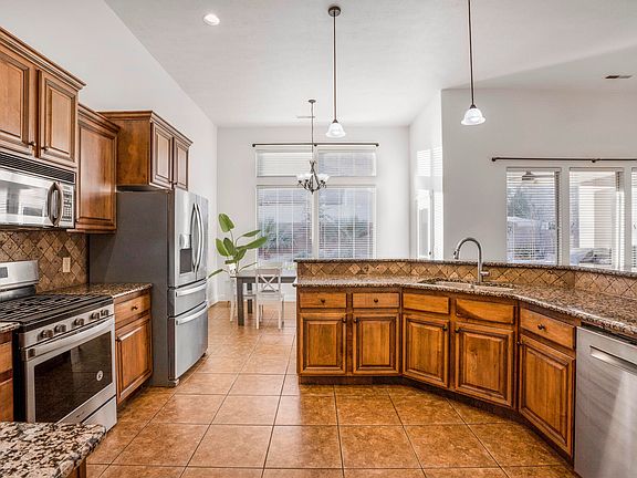 4th image of 690 E Mojave Dr