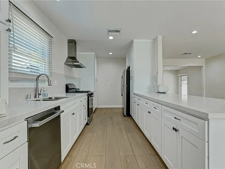 6851 Forbes Ave — Photo 8