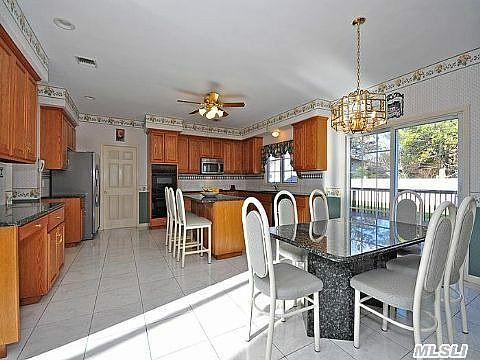3rd image of 5 Caumsett Pl