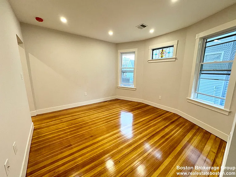 147 E Cottage St #2 — Photo 3