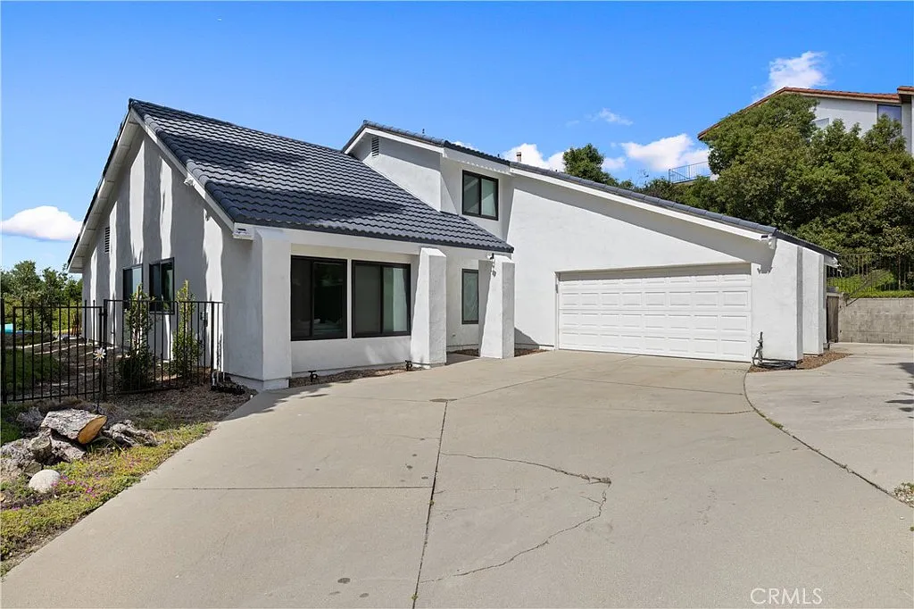 5 bed, 2336 sqft, $6,500 — Photo 2