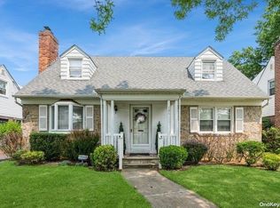 121 Lawrence St, New Hyde Park, NY 11040