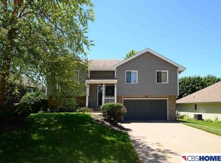1512 Applewood Dr, Papillion, NE 68133