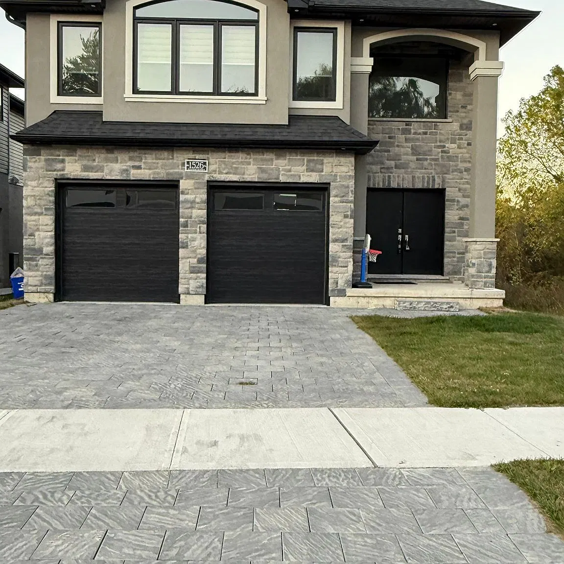 4 bed, $3,000 — Photo 1