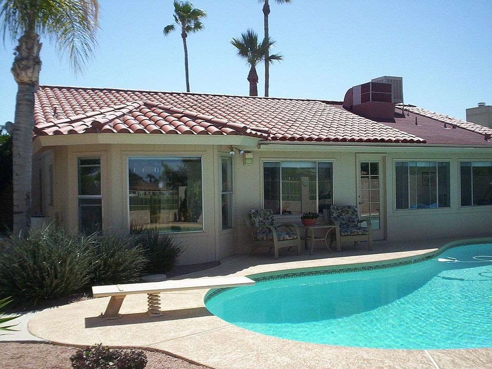 Resort-style back yard on golf course