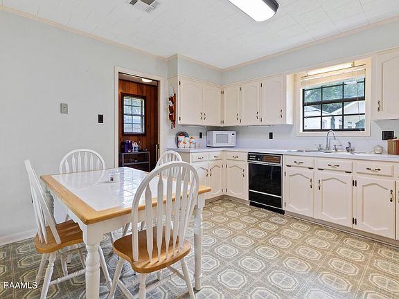 5th image of 132 Wisteria Dr