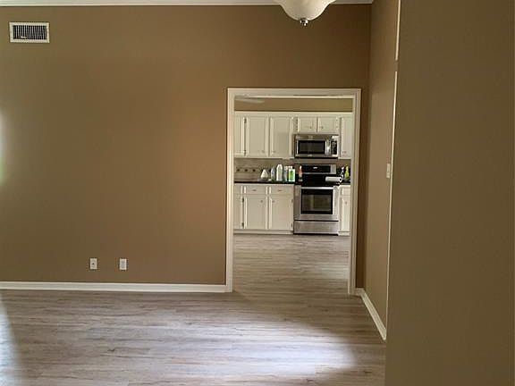 5th image of 115 Basswood St