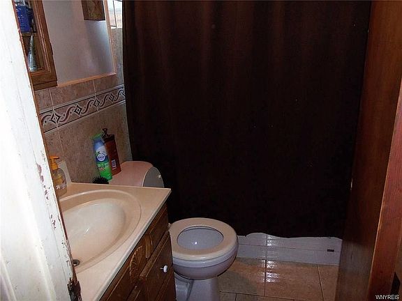 4th image of 84 Danbury Dr